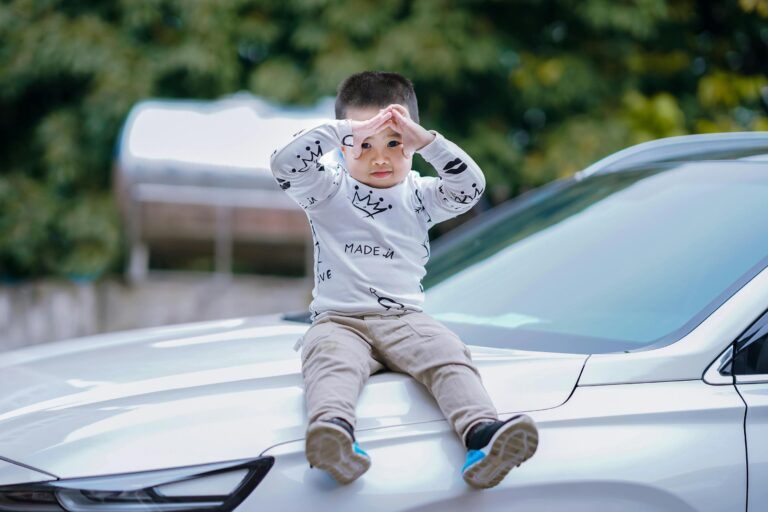 Les Dangers en Voiture pour les Enfants et Bébés : Comment Protéger Vos Petits. mafimobo